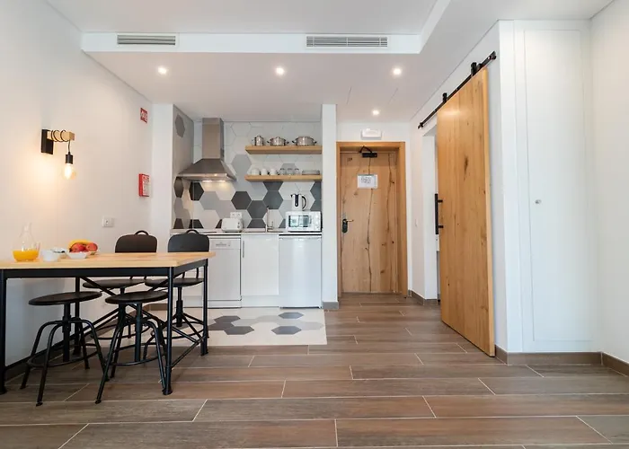 Roots Apartmanhotel 4*