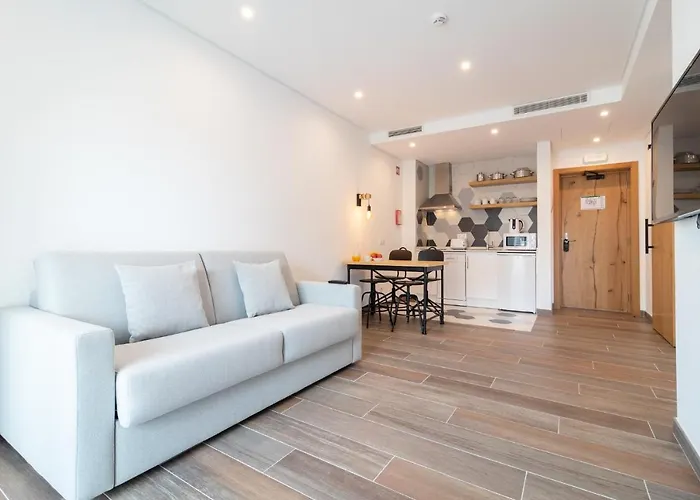 Roots Apartahotel 4*